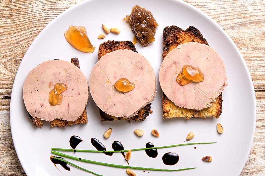 Foie gras d'Alsace, toast, confit et chutney