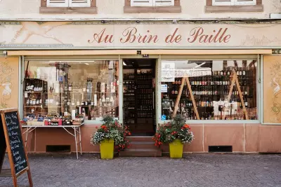 Laura, Rachel et Bertrand, les actuels propriétaires d'Au Brin de Paille, la doyenne des épiceries Colmariennes, fêtent leurs 10 millésimes !